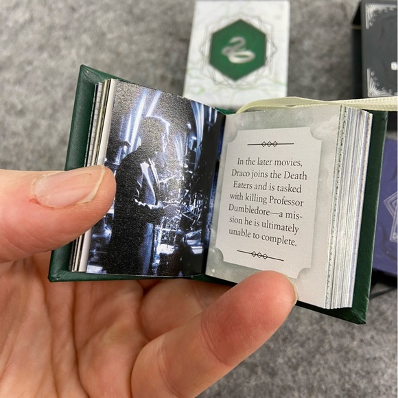 Harry Potter Slytherin & The Dark Arts Mini Books - Picture 4 of 6
